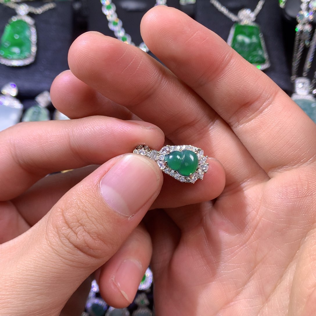 翡翠挂件未镶嵌987765445667