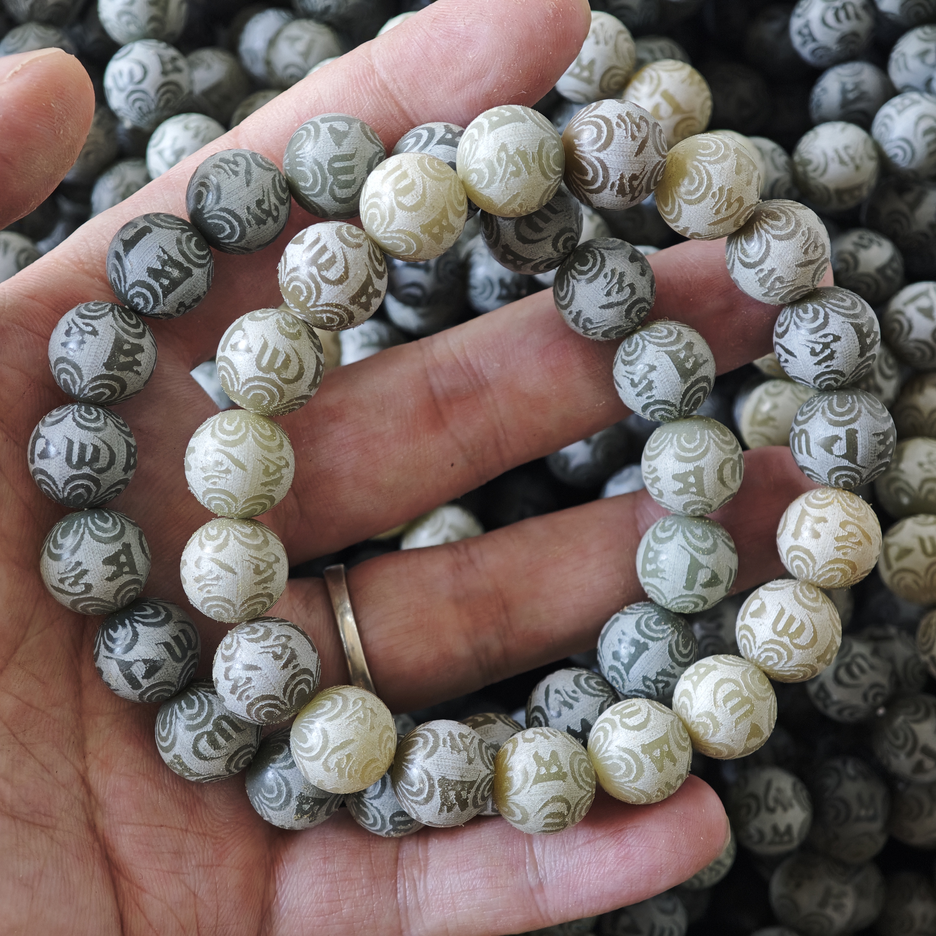 P283 菩提全雕刻圆珠1.2cm单圈手串