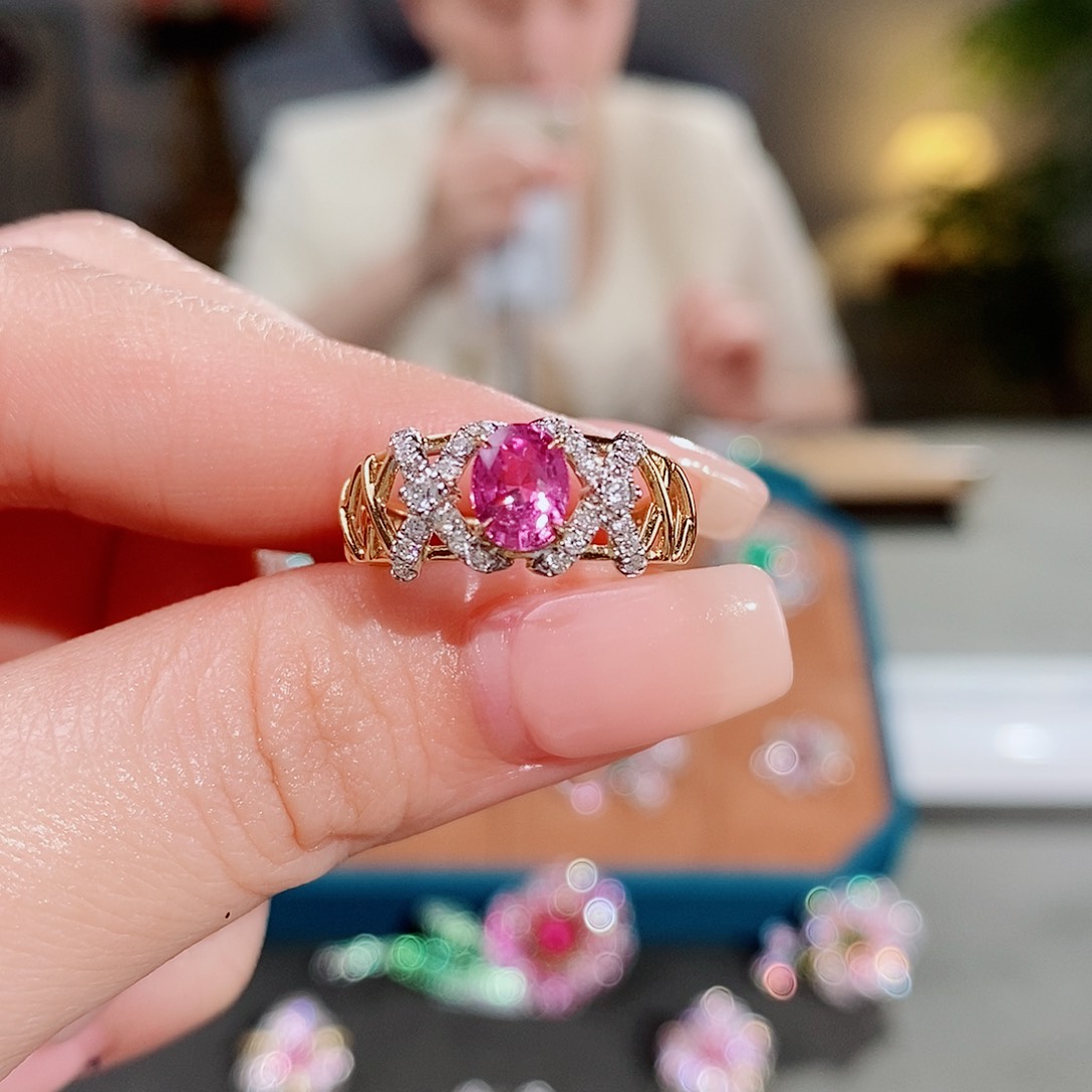 彩色蓝宝石戒指18K金镶嵌1.009ct无烧帕帕拉恰吉尔德