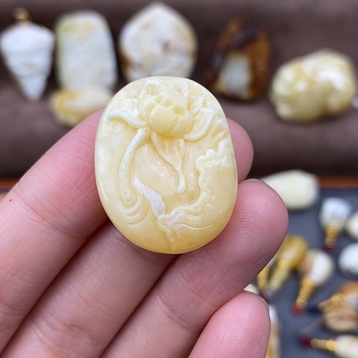 琥珀裸石未镶嵌荷花v34