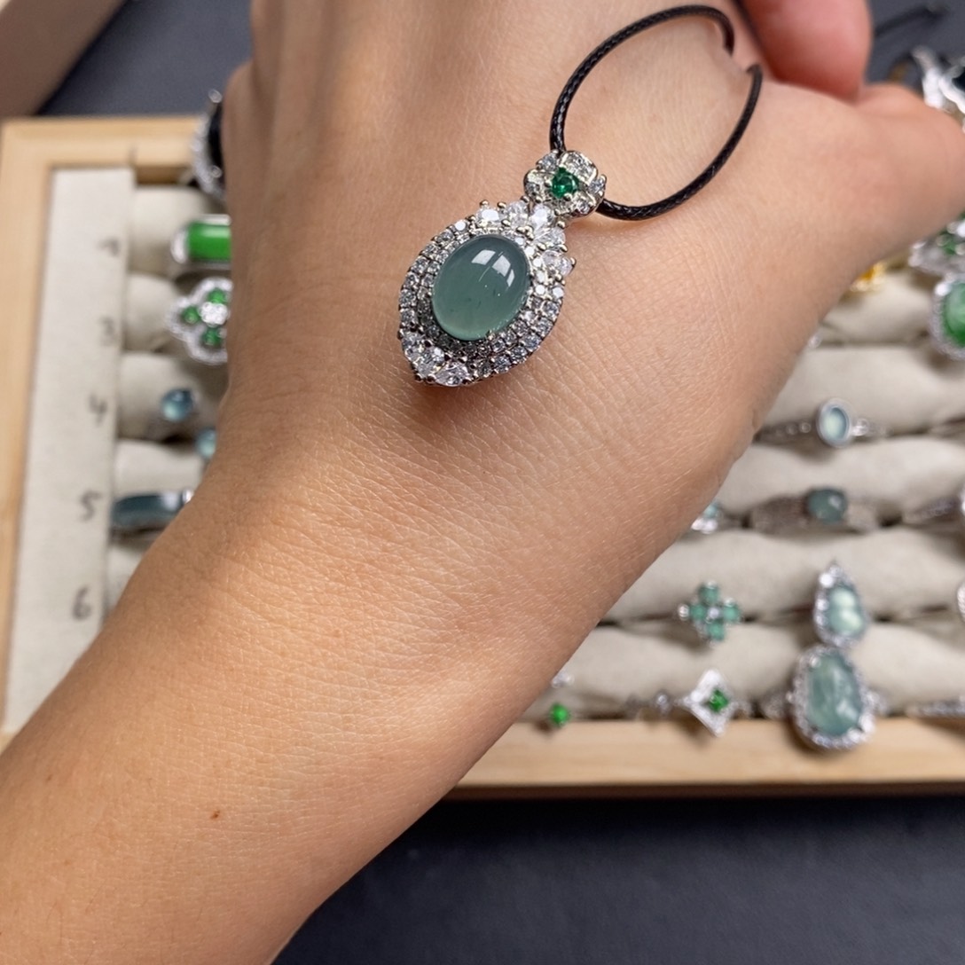 翡翠颈饰未镶嵌翡翠