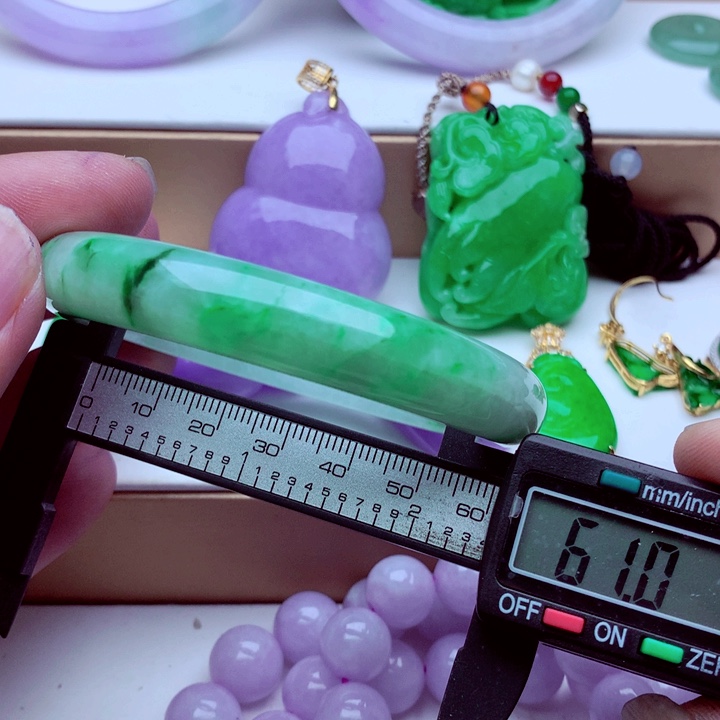 翡翠未镶嵌手镯…．