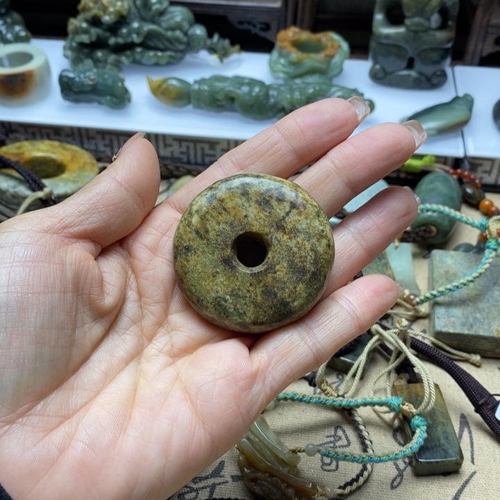 透闪石质玉手把未镶嵌