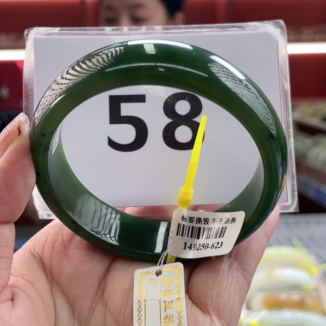 未镶嵌手镯和田玉大漏特漏宽版碧玉！