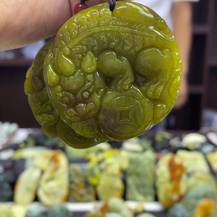 蛇纹石玉未镶嵌颈饰多样性发其一