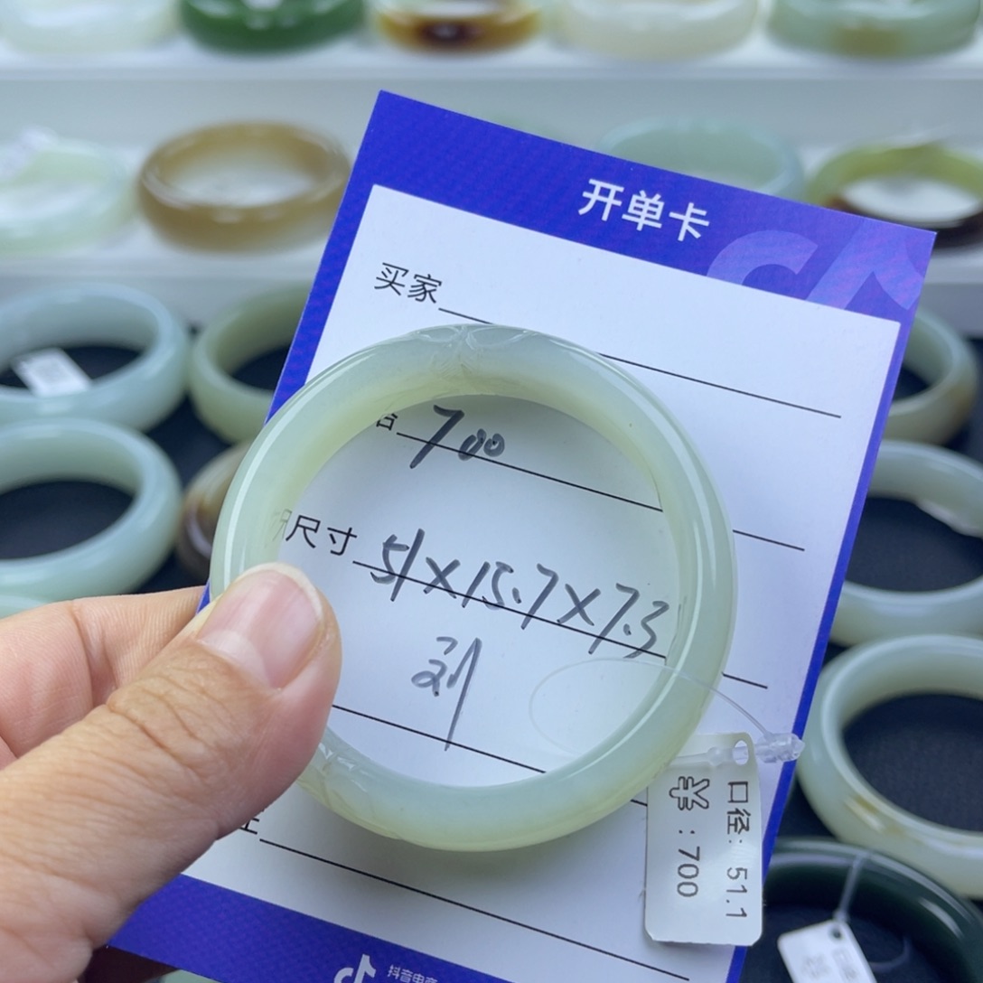 芊****和田玉未镶嵌手镯