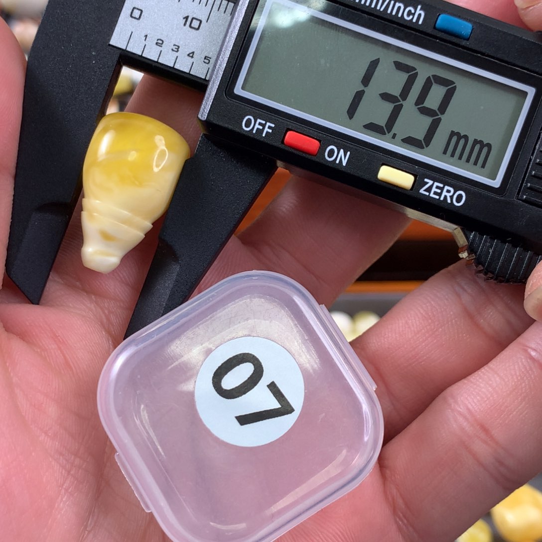 琥珀裸石未镶嵌三通