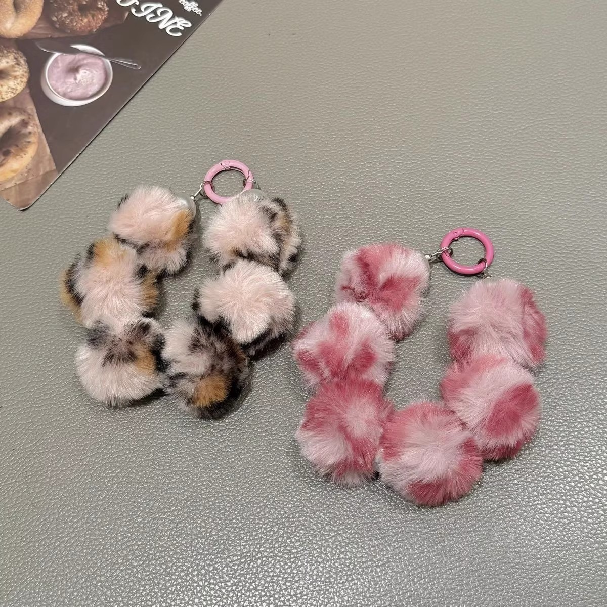 新款时尚款毛绒毛球手机手腕包包短款珍珠通用时尚挂绳挂件挂饰