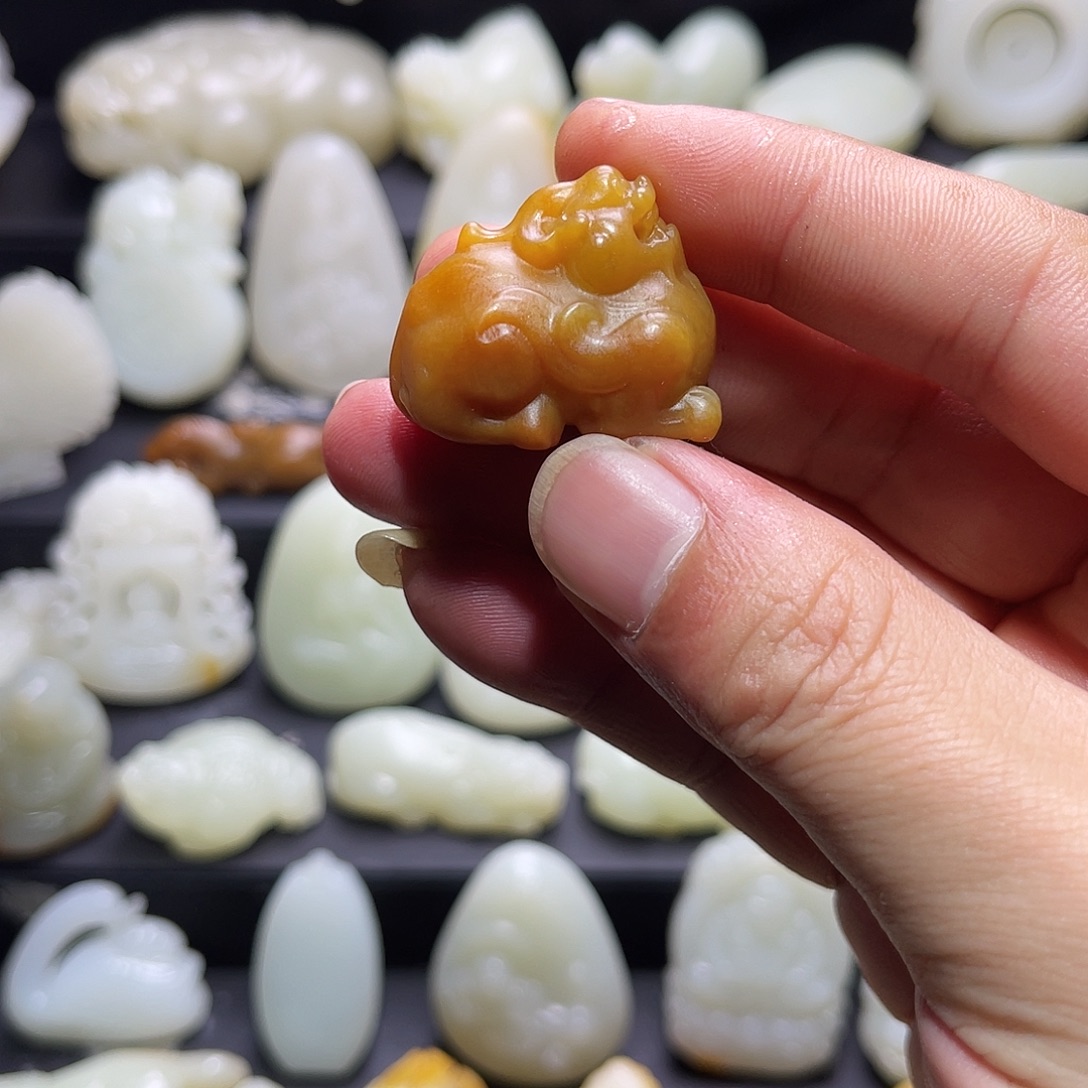 临***薄和田玉未镶嵌挂件