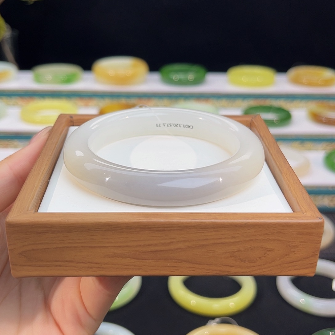 未镶嵌手镯和田玉“彩霞”三色镯