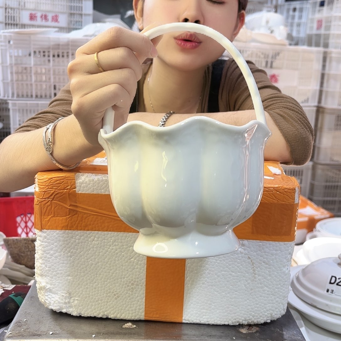 盘微瑕产品………小提篮一个