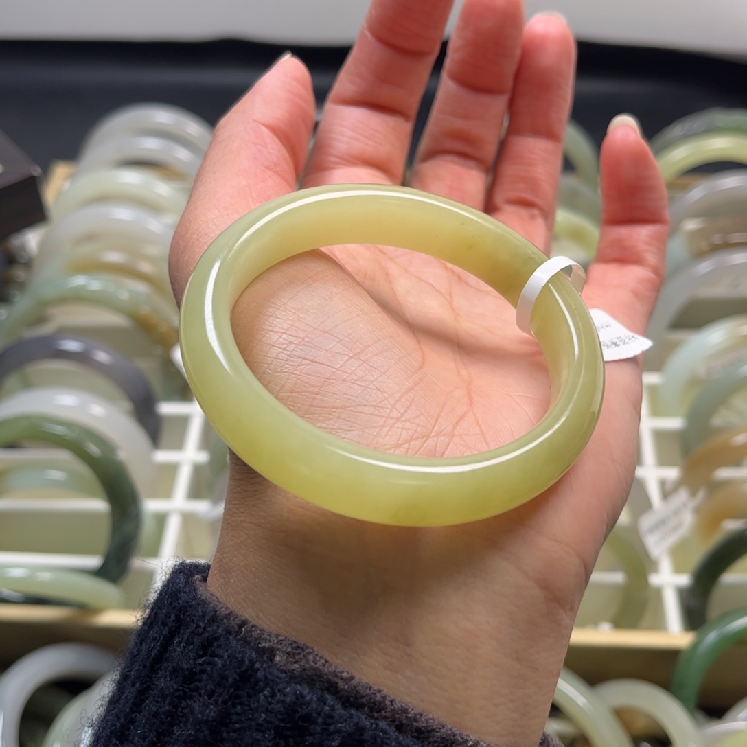 和田玉未镶嵌手镯54圈