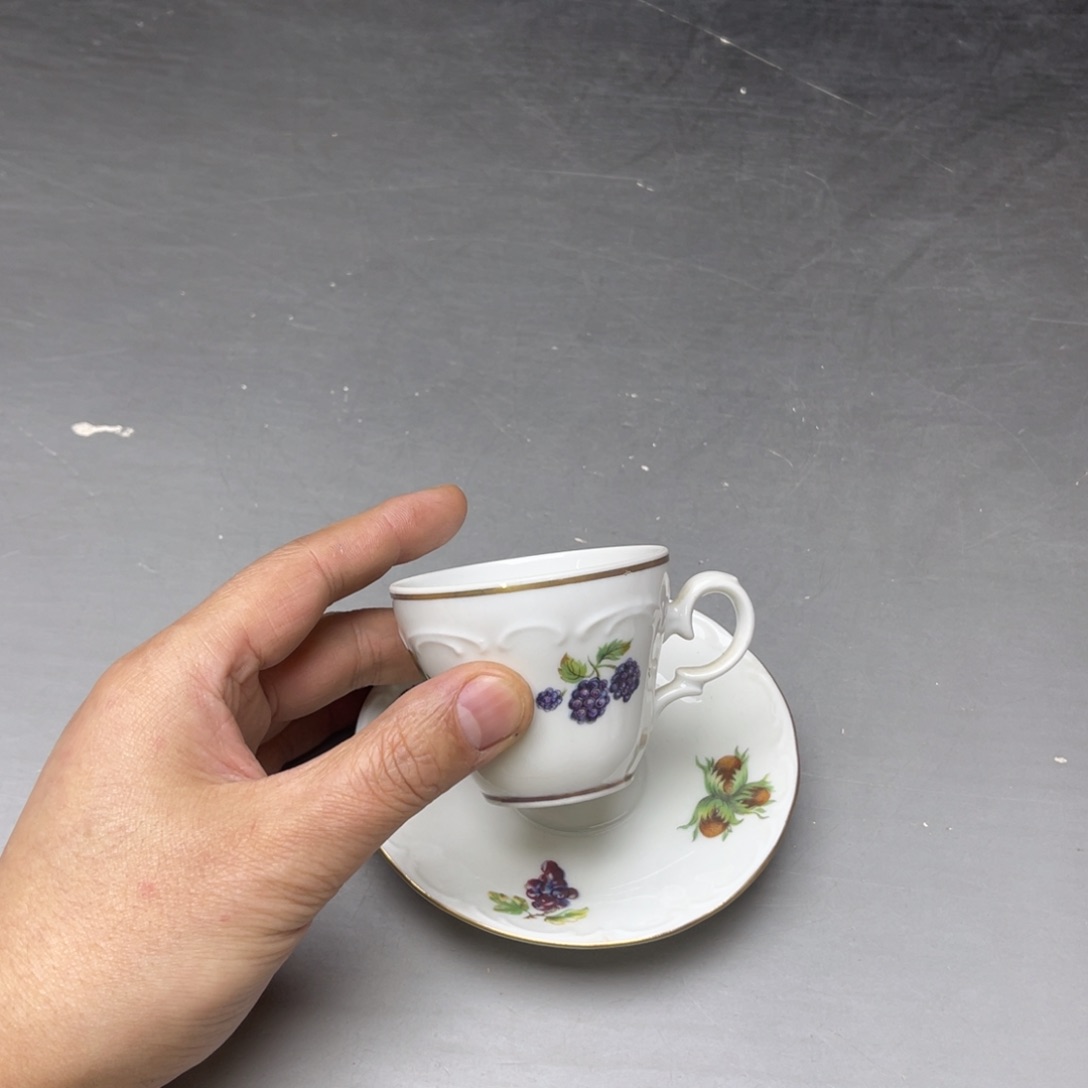 瓷片晨**密密麻麻地排列着一个