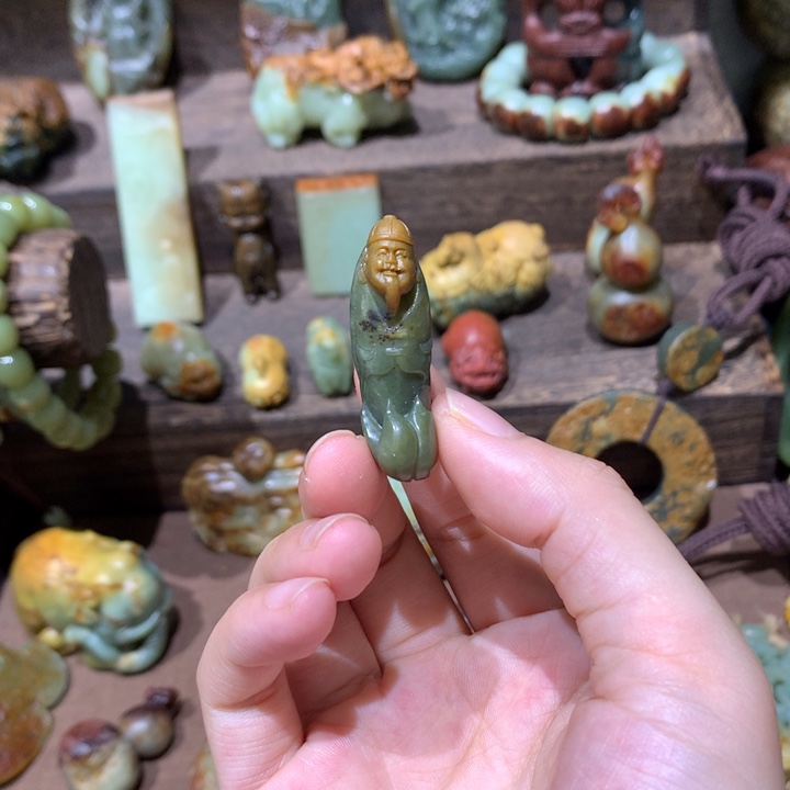 未镶嵌岫岩河磨玉（透闪石质玉）挂件