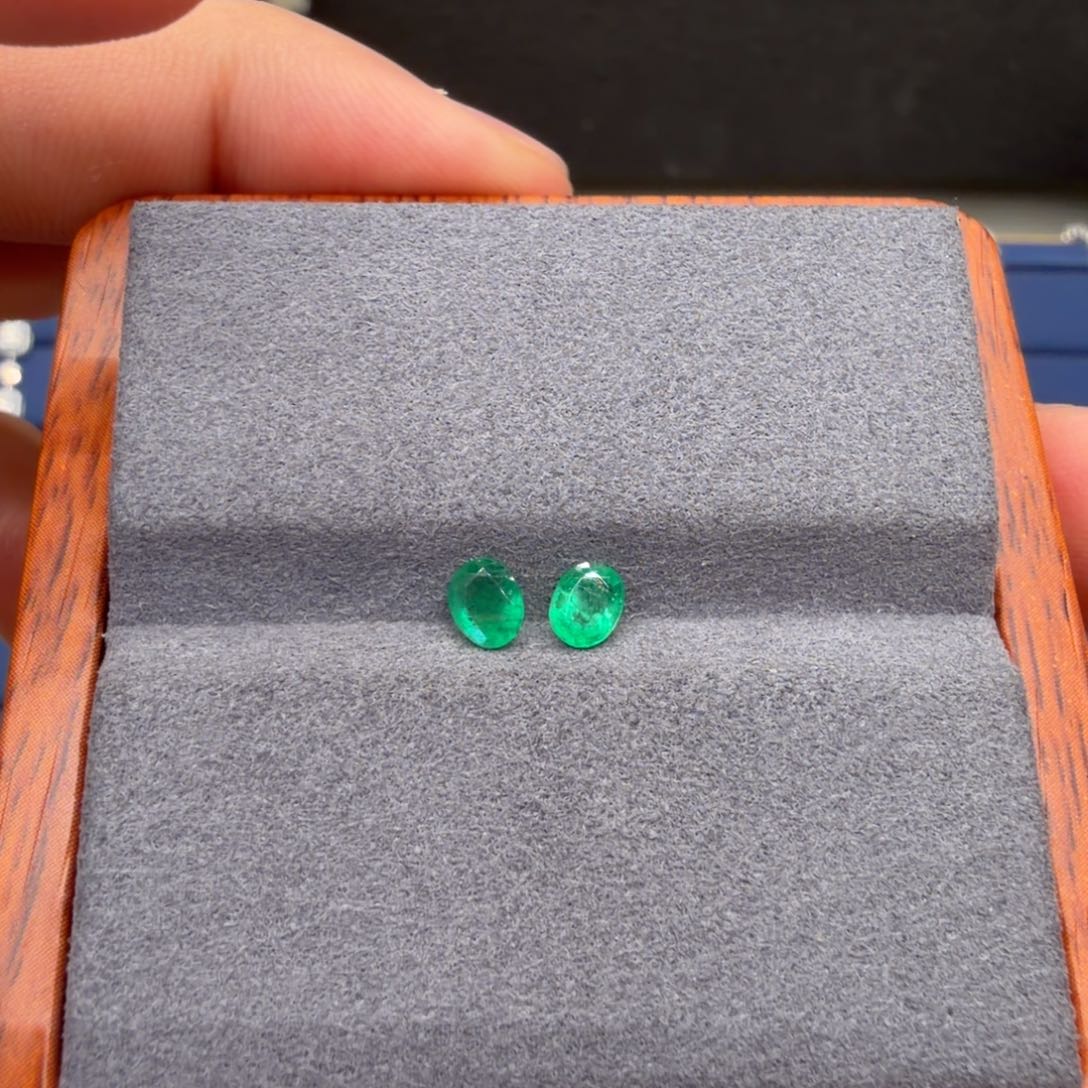 祖母绿裸石54分一对裸石