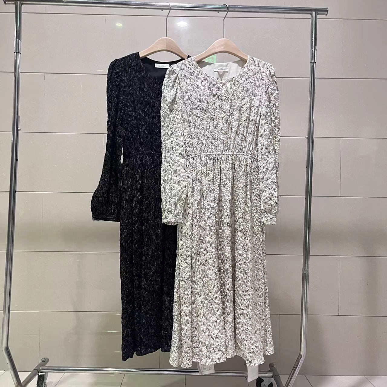 6761两色V领点点连衣裙