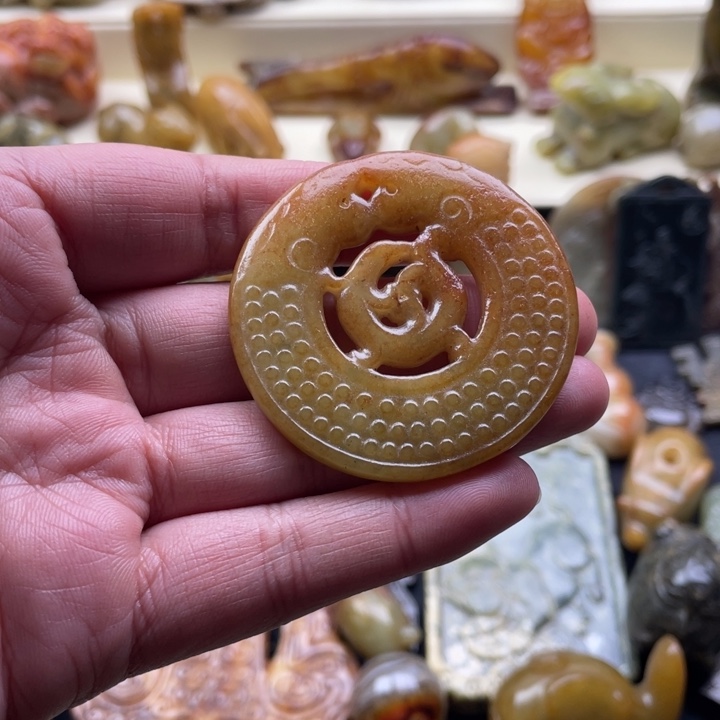 蛇纹石玉颈饰未镶嵌