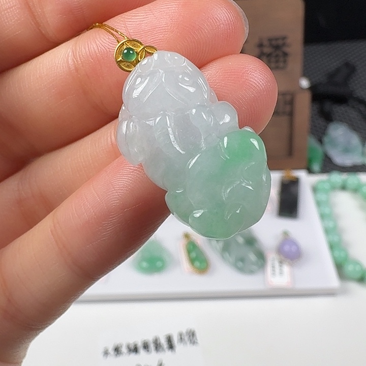 翡翠18K金镶嵌颈饰