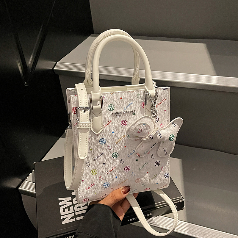艾米兔女包2025新款潮流百搭日常通勤小众设计可爱质感手提斜挎包
