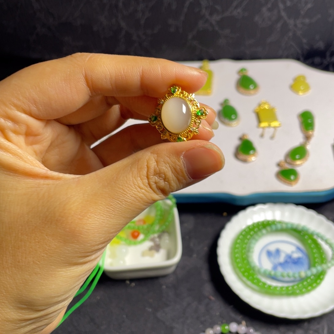 知***晓和田玉18K金镶嵌戒指