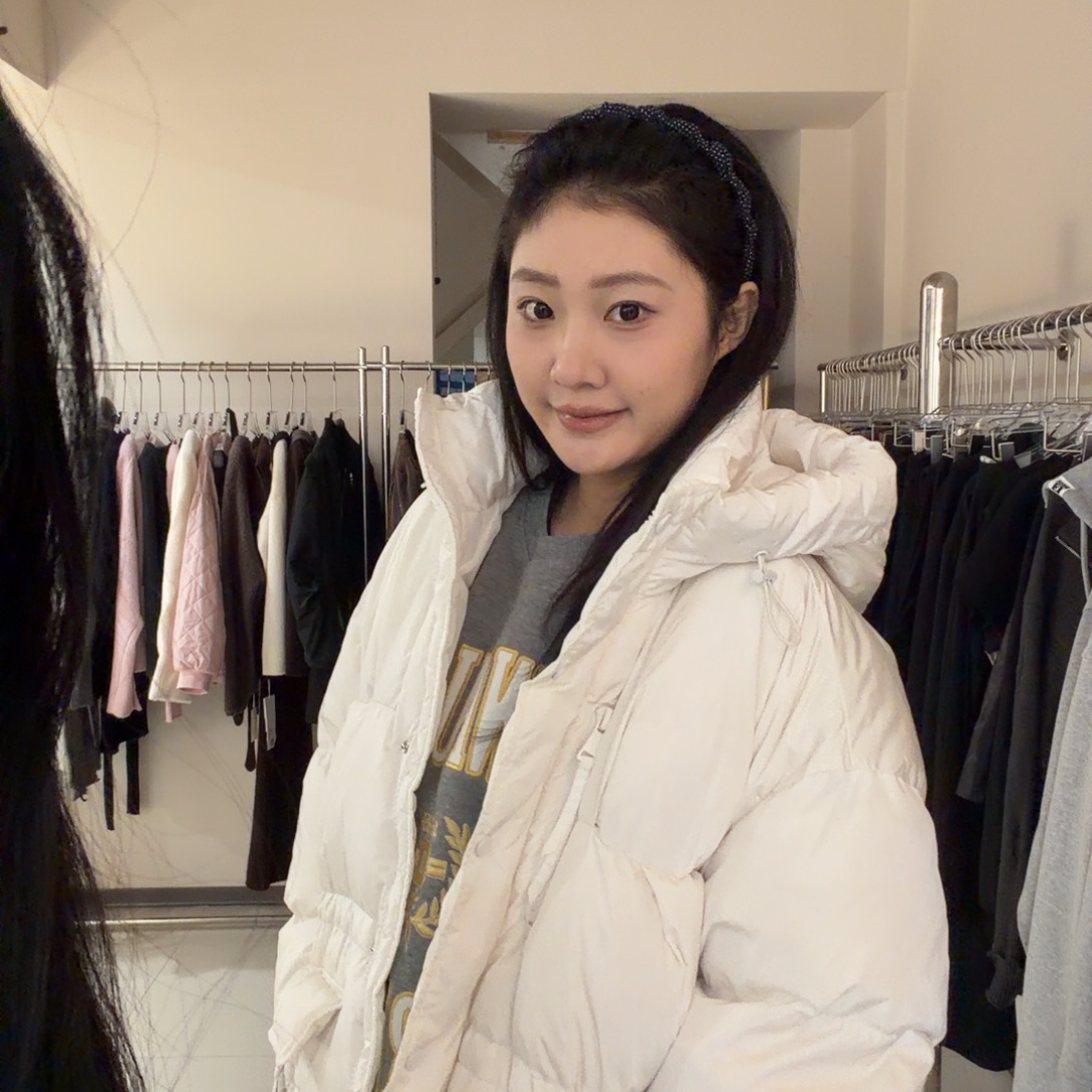 白色设计师款外套
