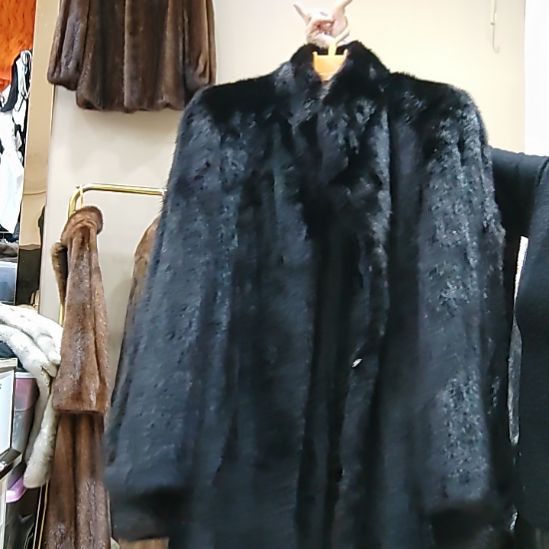 是****黑色的中长款皮草