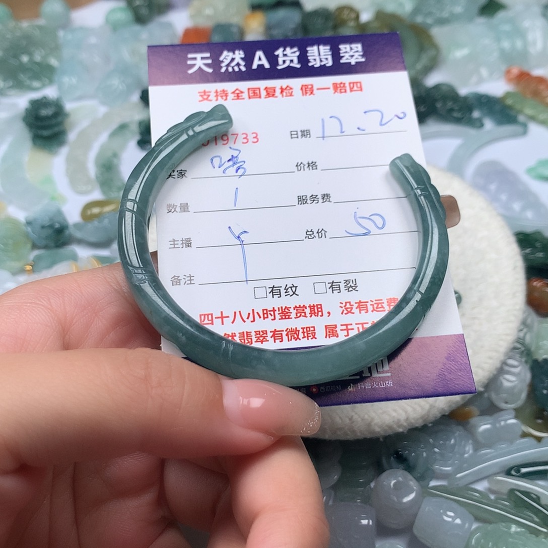 唔***姐翡翠未镶嵌颈饰11