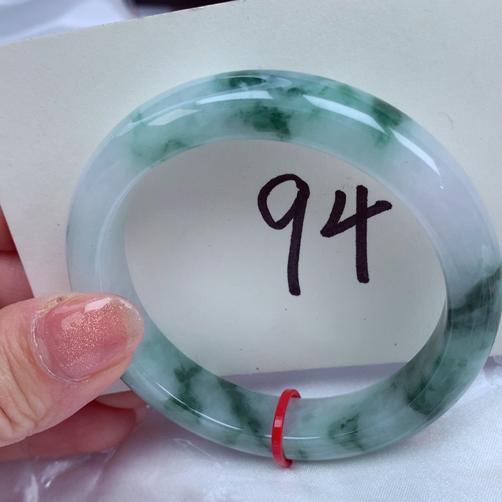 翡翠手镯未镶嵌翡翠