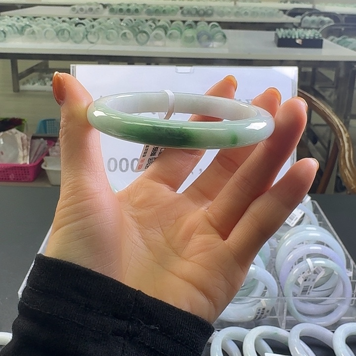 柚***。翡翠未镶嵌手镯57圈口