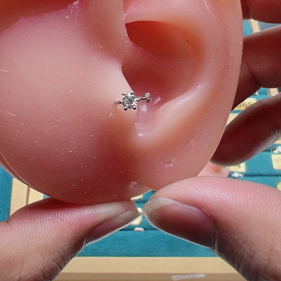 钻石耳饰18K金镶嵌六爪耳骨扣6mmK白