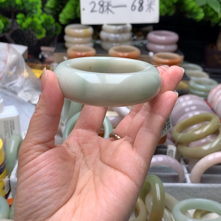 王***妞石英质玉（佘太翠）未镶嵌手镯