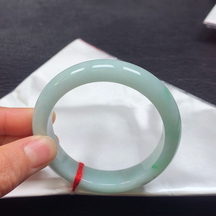 翡翠手镯未镶嵌54圈