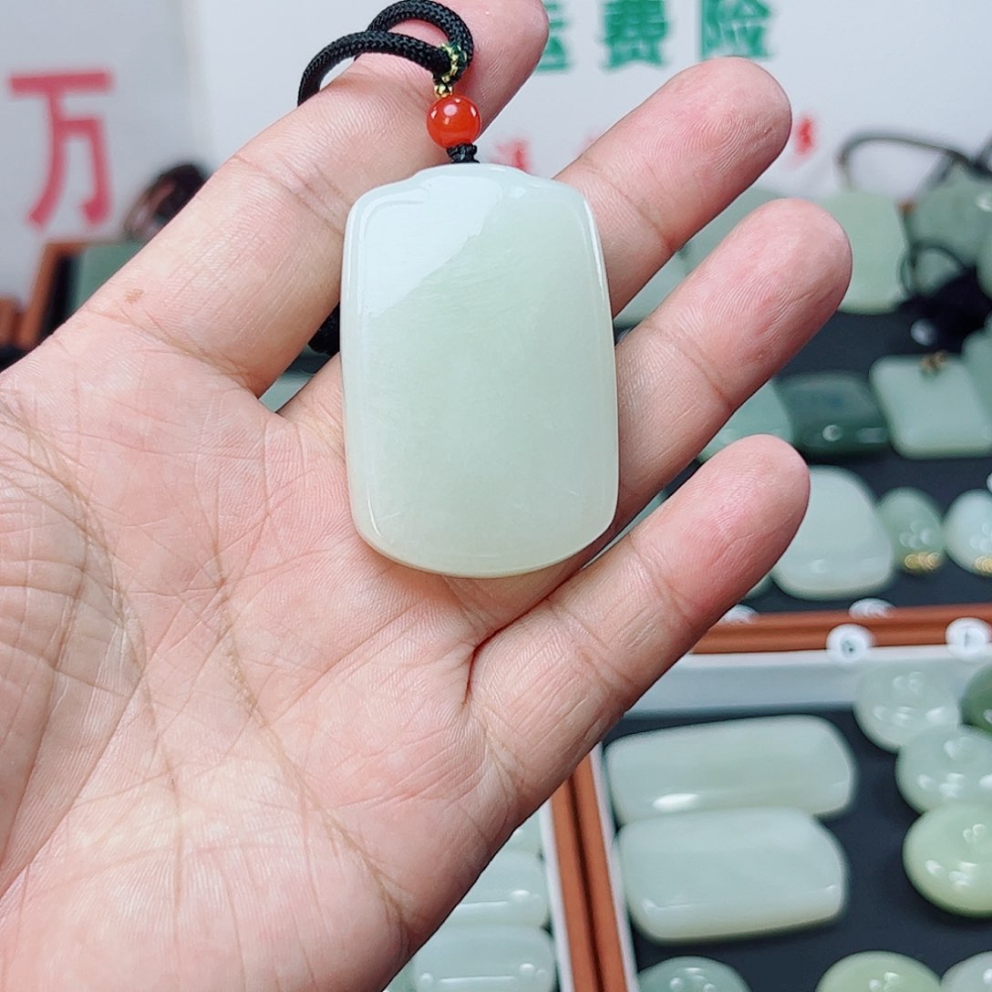 和田玉未镶嵌颈饰俗*