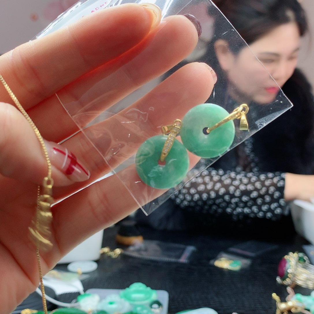 【闪购商品】翡翠吊坠(赠链)未镶嵌多样性发其一