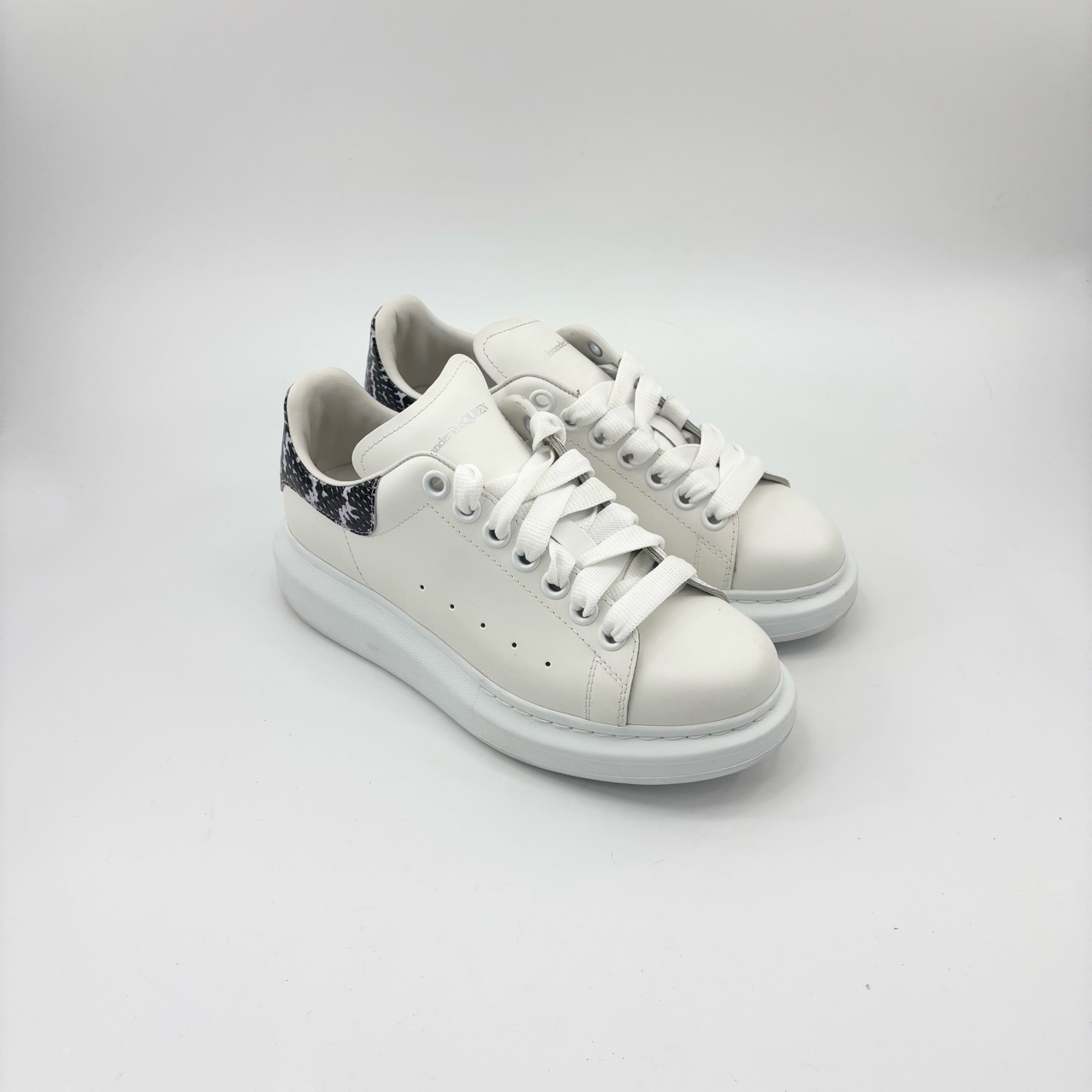 95新 Alexander McQueen/亚历山大·麦昆 37码/蛇尾小白鞋/TT0511