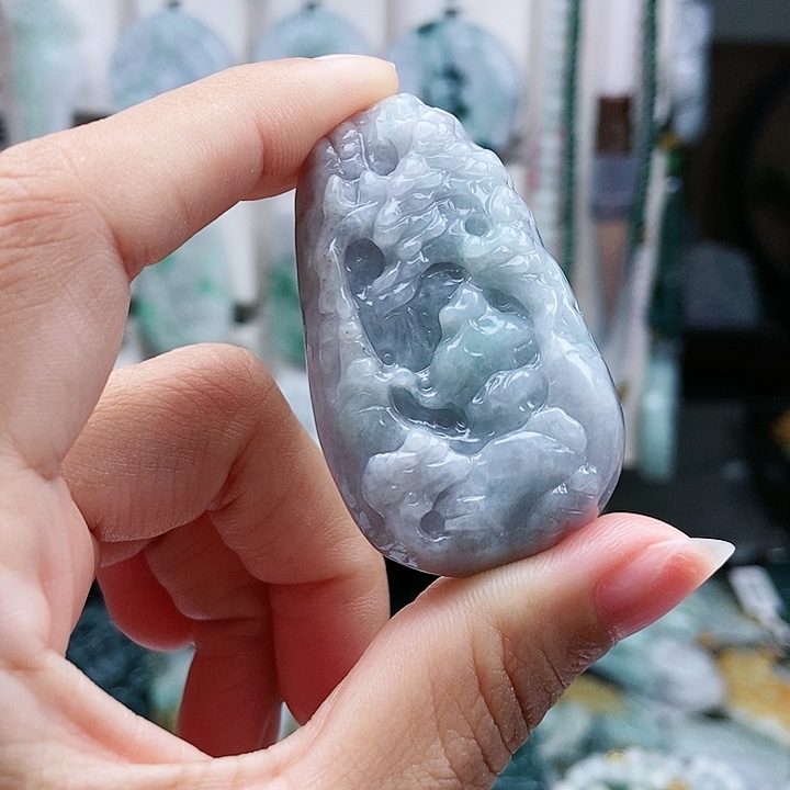 颈饰足铂镶嵌翡翠