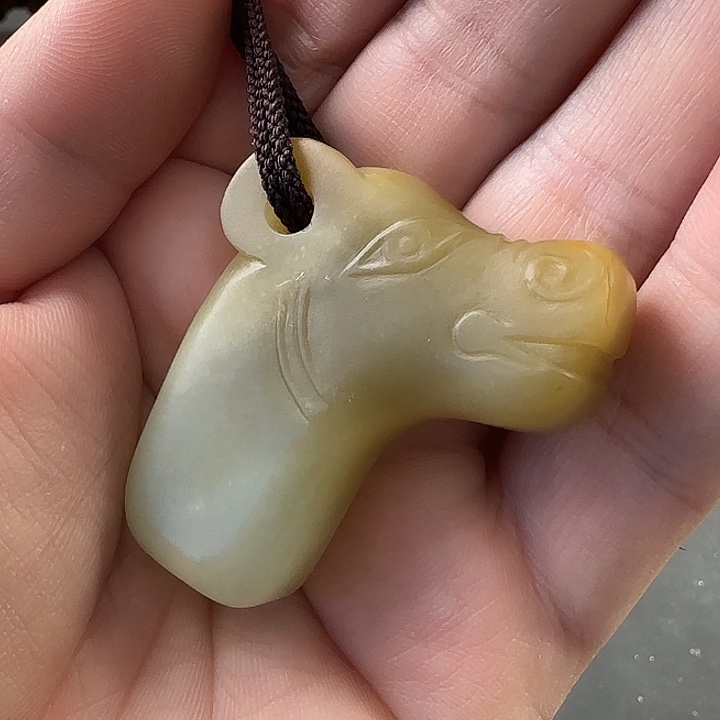 用***峰和田玉（糖玉）未镶嵌车挂