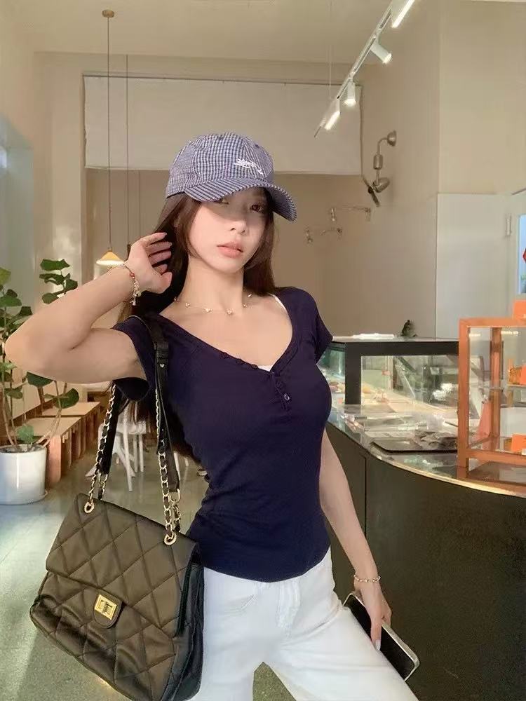 A1D两色“纽扣V领”短袖（2501）