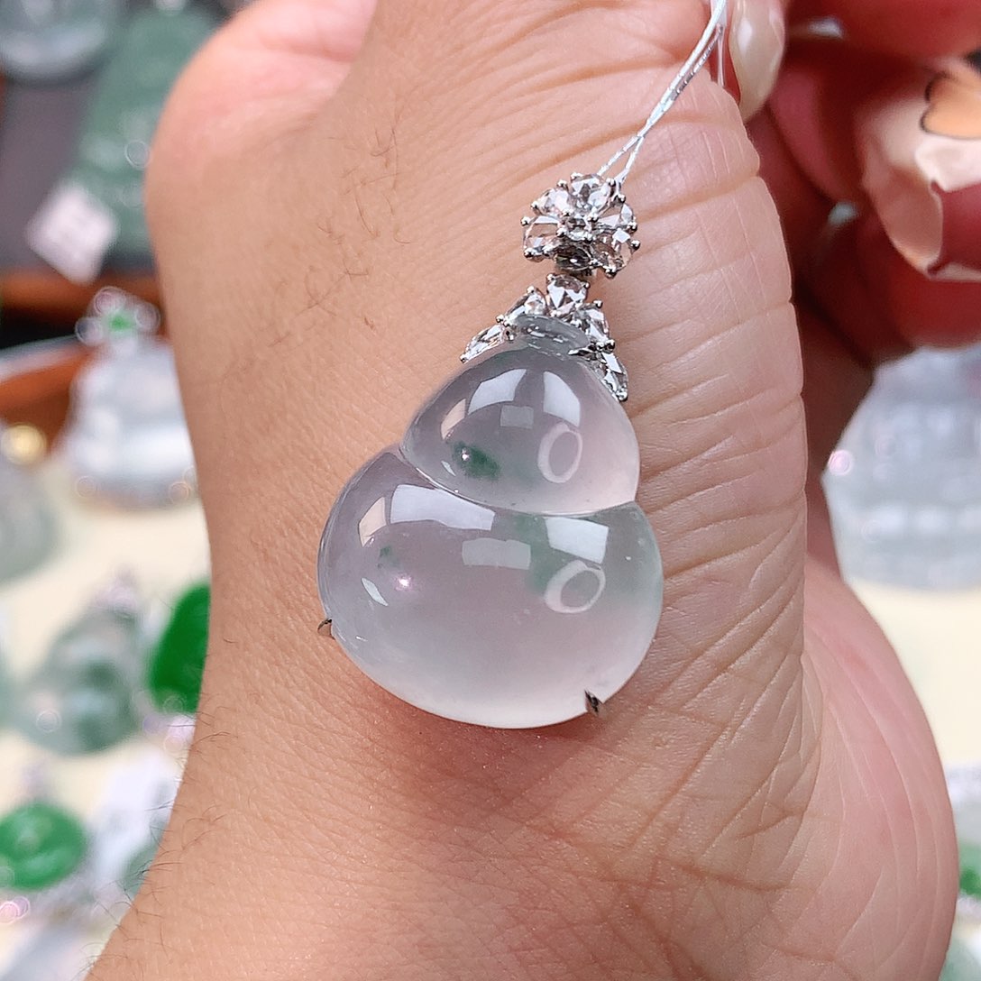 颈饰18K金镶嵌翡翠葫芦