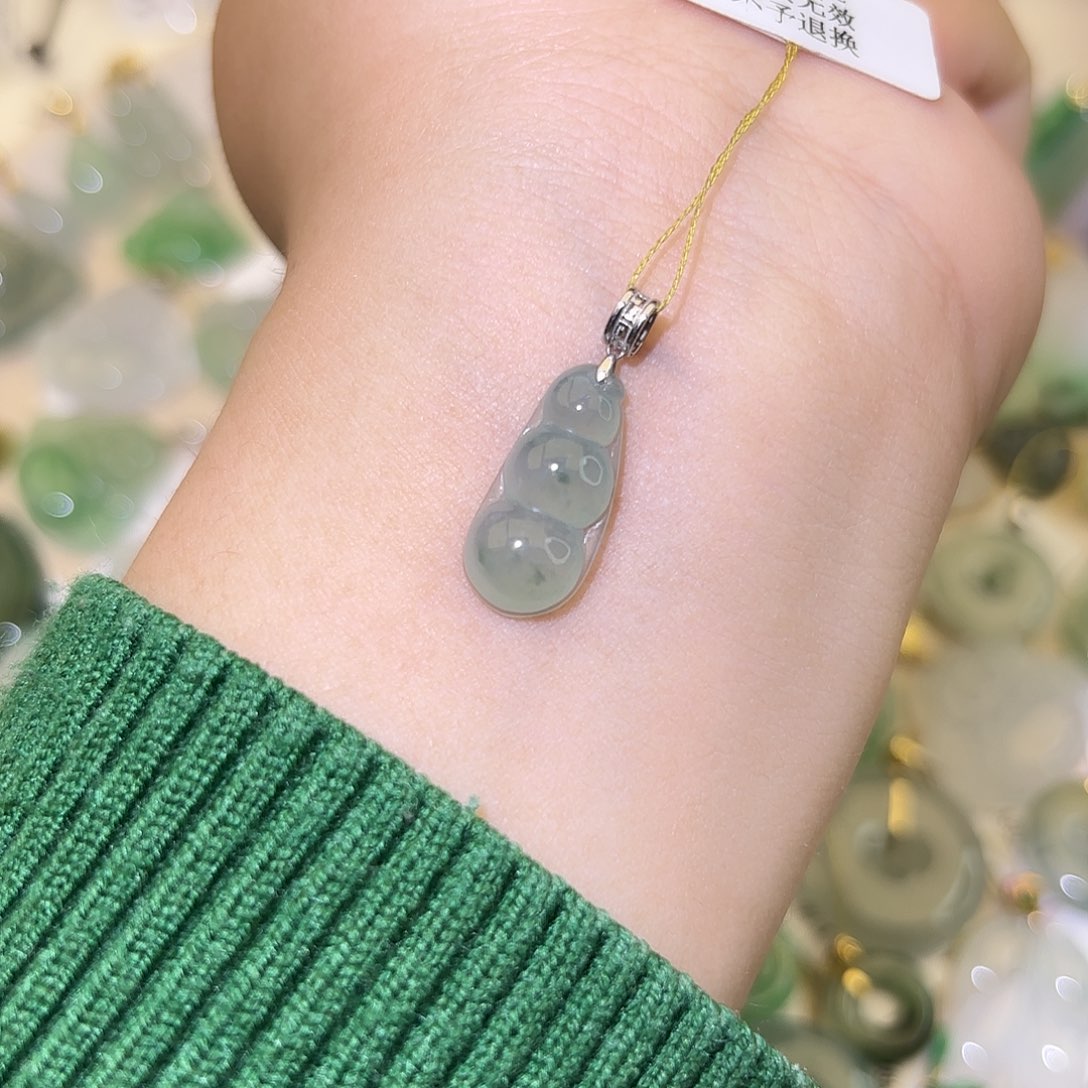 翡翠18K金镶嵌颈饰豆子