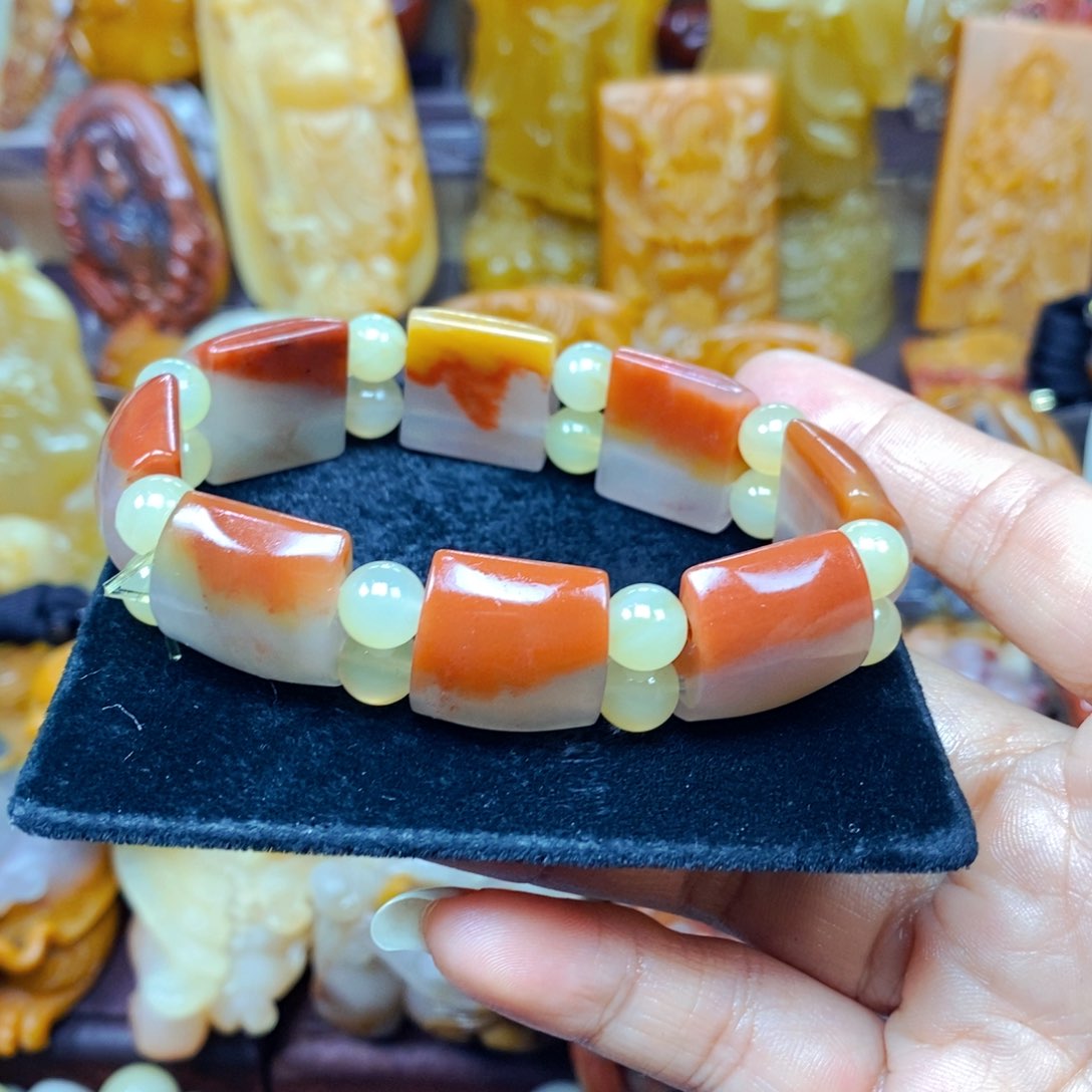 石英质玉（黄龙玉）未镶嵌颈饰