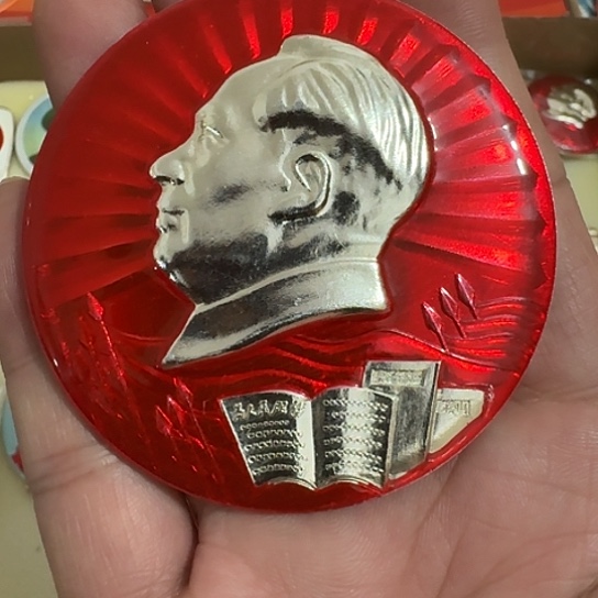 清***间其他普通金属圆形红色人物形象