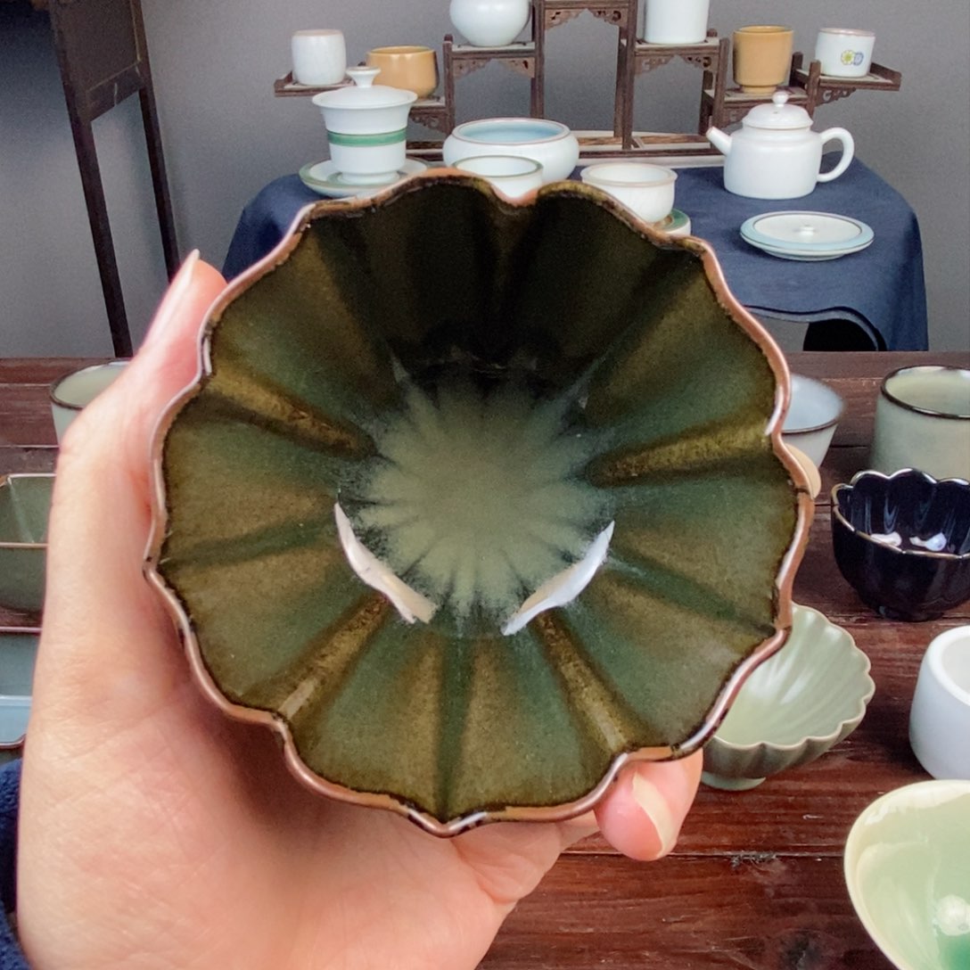 铁胎梅子青花口杯开片 