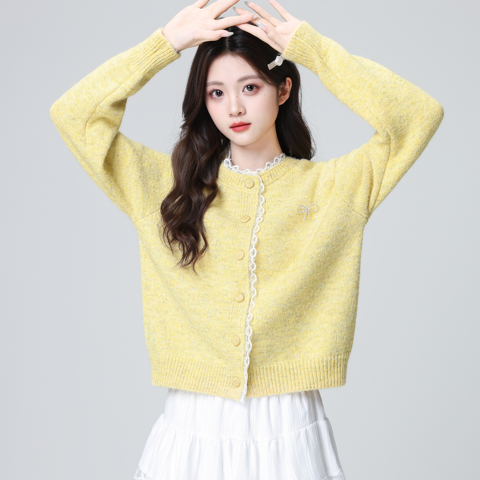 黄色圆领毛衣外套女秋冬2025冬新款法式蕾丝边宽松针织开衫短上衣