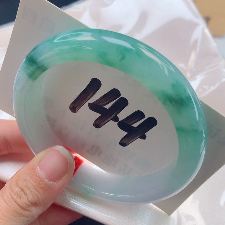 翡翠手镯未镶嵌半山水