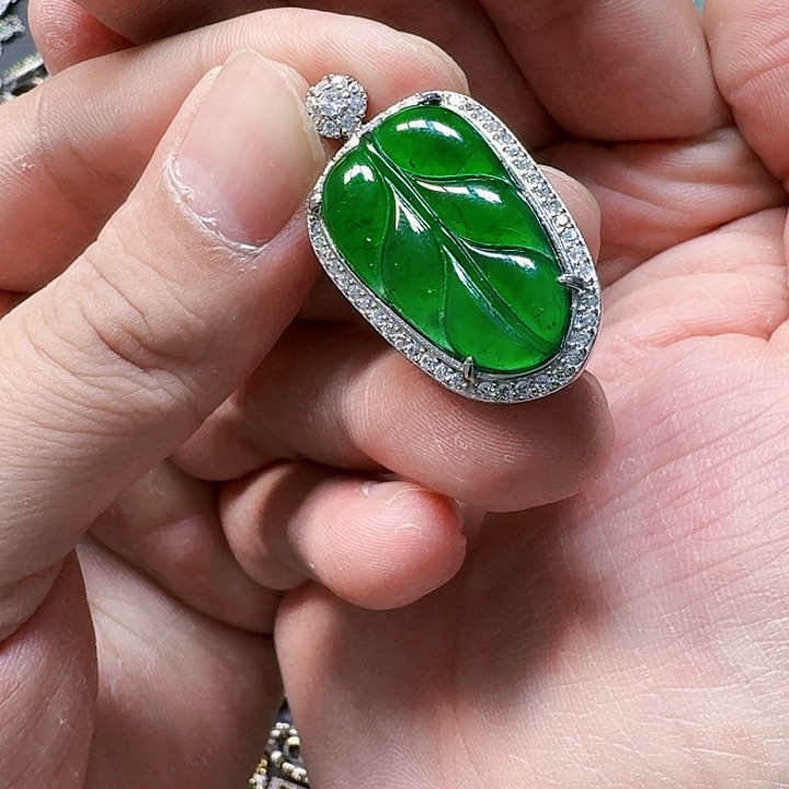 翡翠颈饰未镶嵌天然A货翡翠放漏