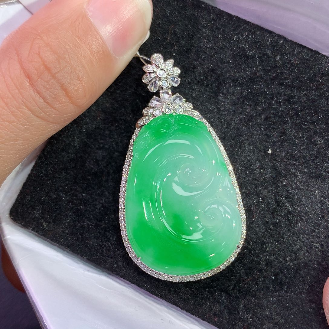 翡翠吊坠(赠链)18K金镶嵌
