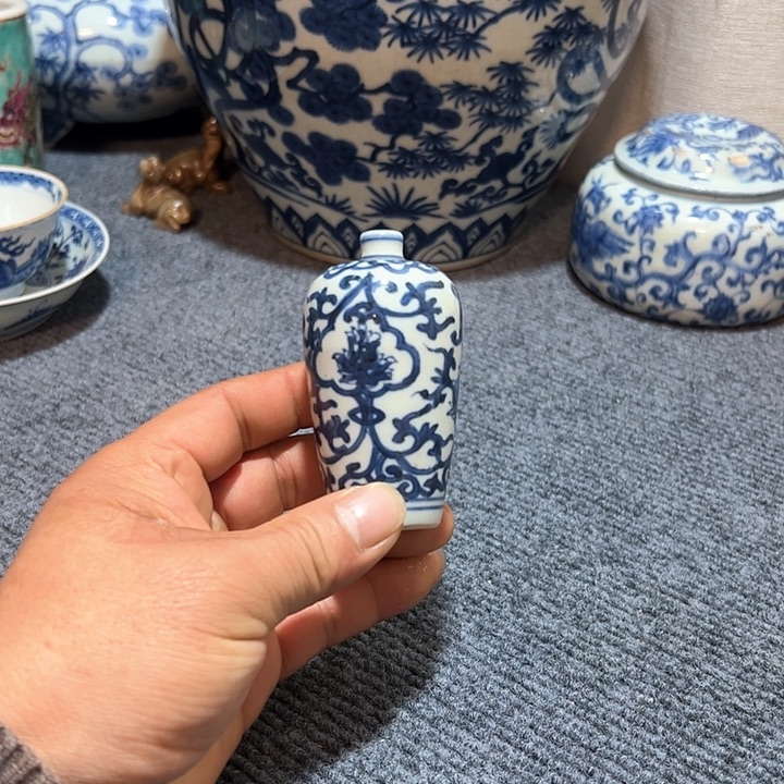 摆件瓷一**人青花花卉纹饰小瓶子