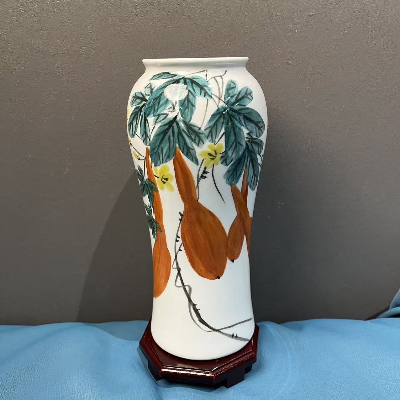 景德镇粉彩手绘陶瓷赏瓶