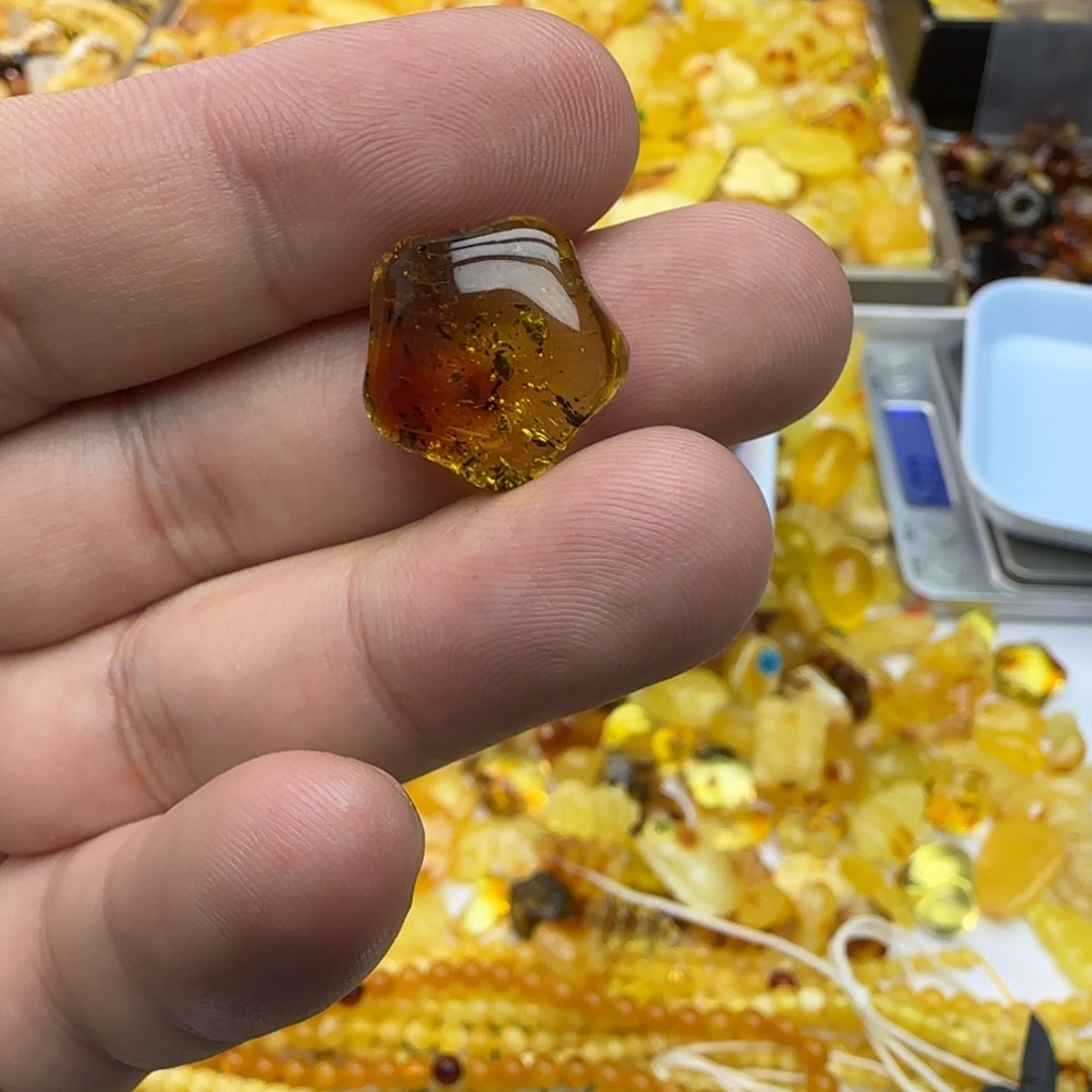 琥珀未镶嵌裸石1.5克有瑕